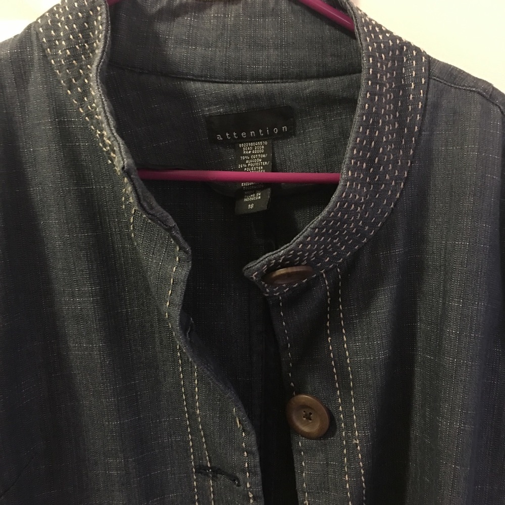 Crop sleeves jean jacket.